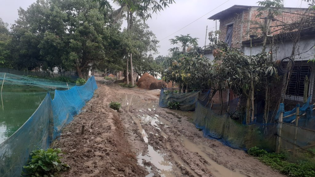 কাহালুতে সড়কের বেহাল দশা, বিপাকে শিক্ষার্থী-গ্রামবাসী 1 Messenger_creation_154F8B67-35D9-48B8-B5D2-ABEB3D6948C6